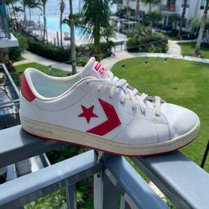 Men’s converse cool as heck tennis shoes. Original style worn twice.